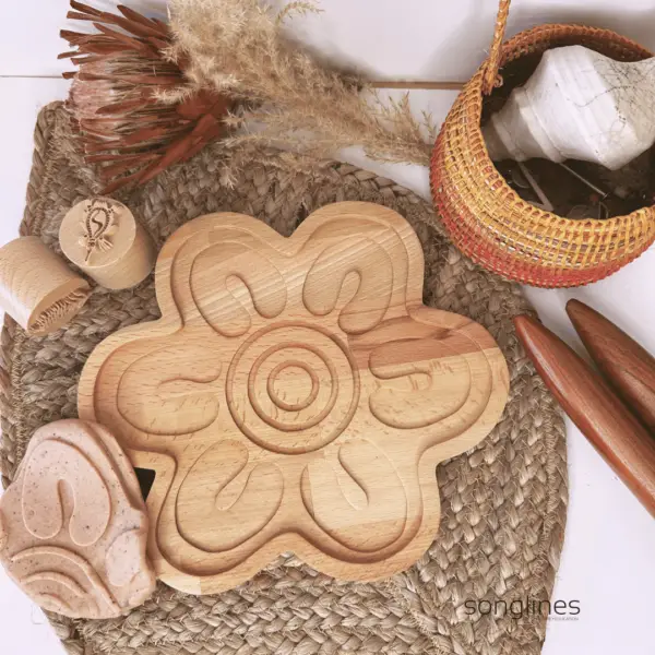 songlines-art-culture-education-Aboriginal-art-Indigenous-education-resources-aboriginal-meeting place-symbol-sensory-tray